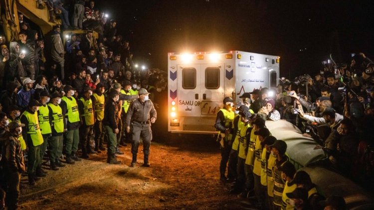 Marocco: ultime fasi delle operazioni di soccorso nel luogo in cui un bambino è caduto in un pozzo (Afp)