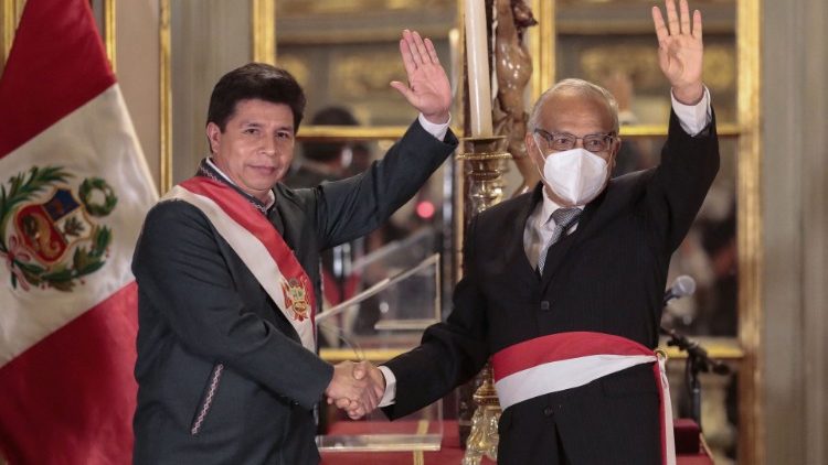 O presidente do Peru, Pedro Castillo, e o novo primeiro-ministro, Aníbal Torres