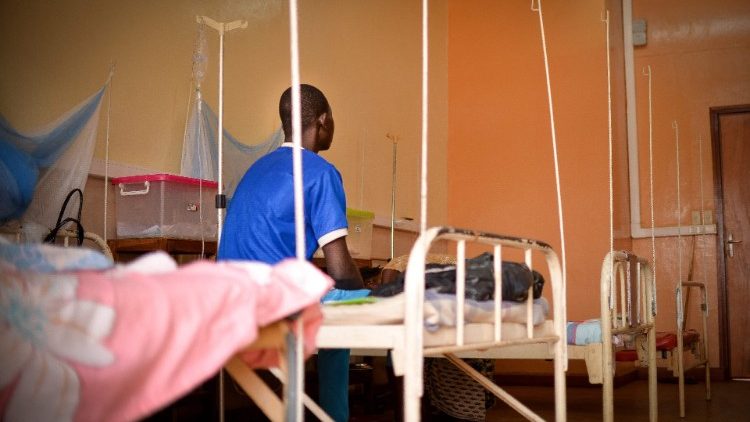 À Ouagadougou, le père Paul Ouédraogo est chef du service de néonatologie de l'hôpital Saint-Camille.