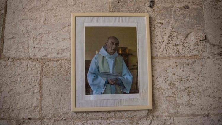 Ein Bild, das Pater Hamel zeigt, hängt am 10. Februar 2022 an einer Wand in der Kirche von Saint-Etienne-du-Rouvray, wo er 2016 ermordet wurde.