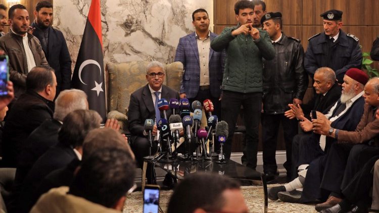 Fathi Bashagha rilascia dichiarazioni all'aeroporto internazionale di Tripoli 