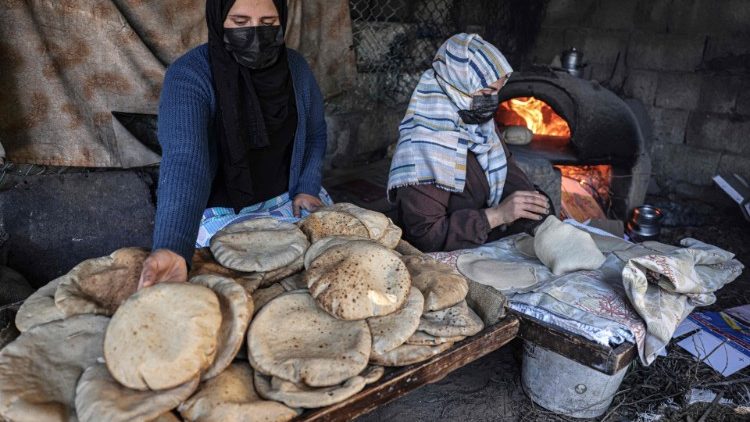 Eine Frau verkauft selbstgebackenes Brot