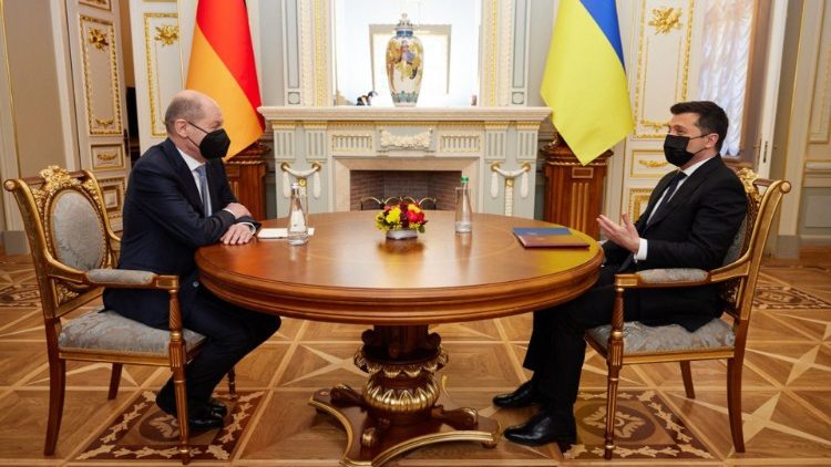 Ukrainian President Volodymyr Zelensky (R) speaking with German Chancellor Olaf Scholz