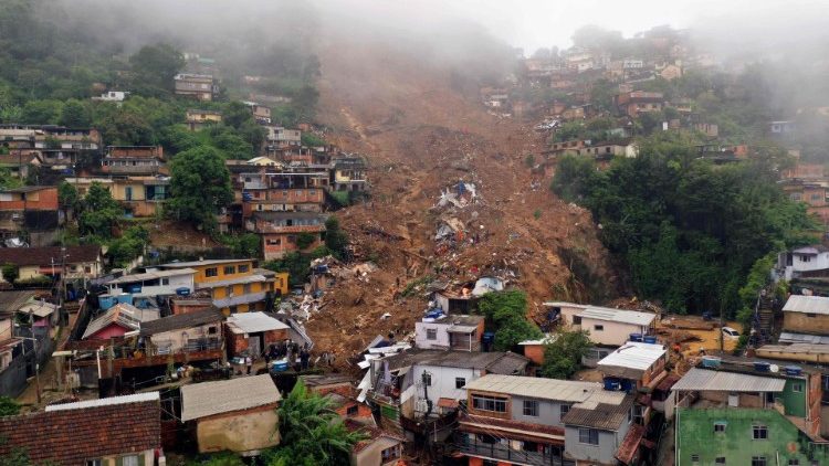 Deslizamentos de terra causados pelas fortes chuvas em Petrópolis