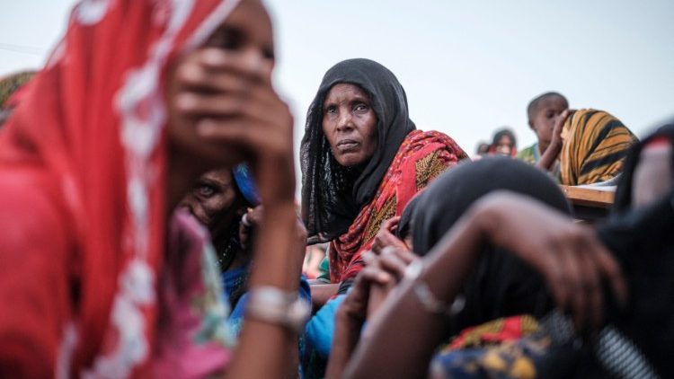 Fugindo da guerra, deslocados internos chegam ao povoado de Afdera, 225 km de Semera, Etiópia