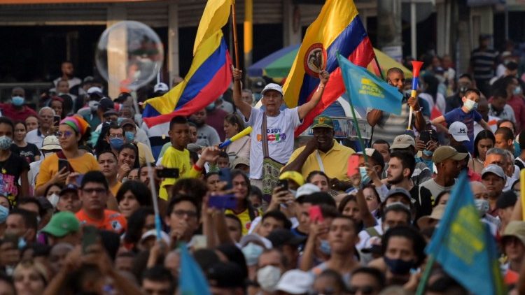 Apoiadores do pré-candidato presidencial colombiano do partido político "Colômbia Humana" Gustavo Petro, participam de um comício em Jamundi, Colômbia, em 17 de fevereiro de 2022. (Foto de Luis ROBAYO / AFP)