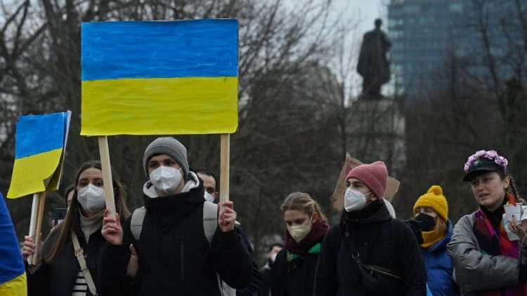 Manifestantes con la bandera ucraniana (Foto: AFP or licensors) 