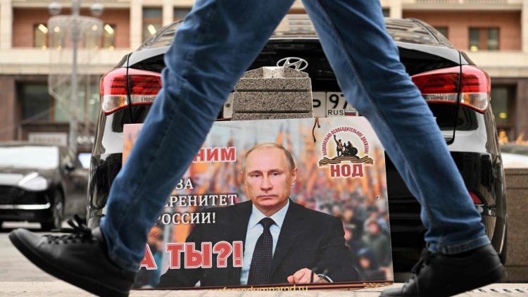 Putin-Plakat vor der Duma in Moskau