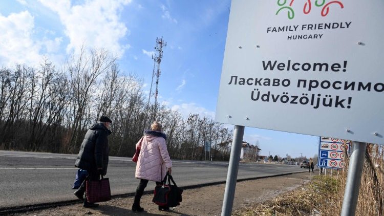 Un couple ukrainien franchit la frontière avec la Hongrie - 25 février 2022. Attila Kisbenedek/AFP