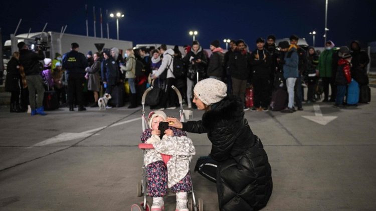 Una donna ucraina con la figlia alla frontiera con la Romania (Daniel Mihailescu / Afp)