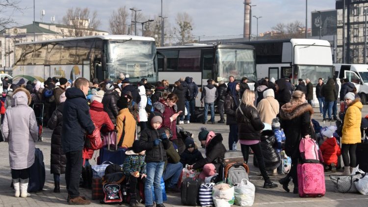 A la frontière polonaise, des personnes attendent pour prendre un bus, samedi 26 février. 