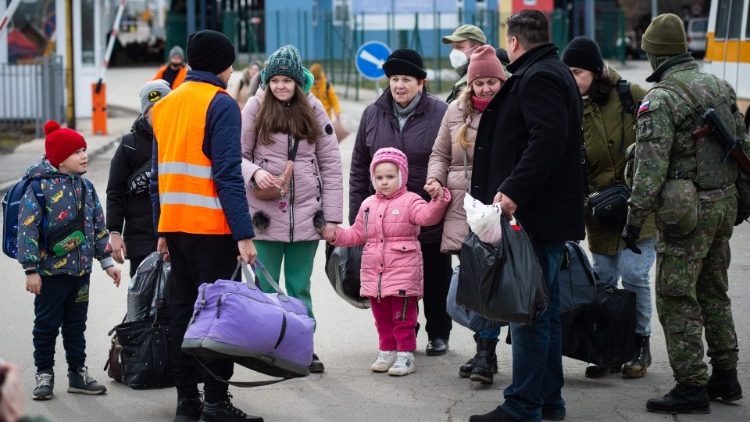 यूक्रेन के शरणार्थियों की मदद करते स्वयंसेवक