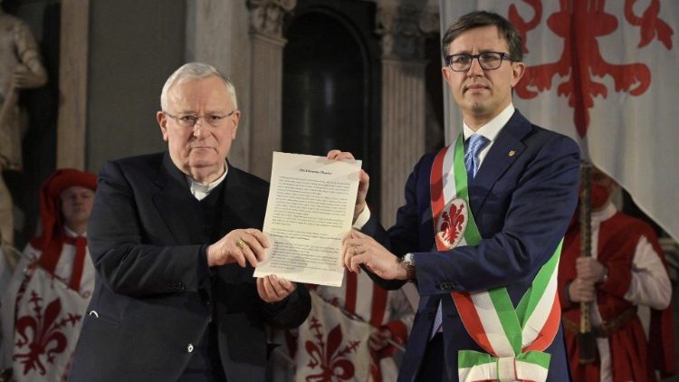 Le cardinal Gualtiero Bassetti, président des évêques italiens, et Dario Nardella, maire de Florence, arborant la Charte de Florence, le 26 février 2022. 