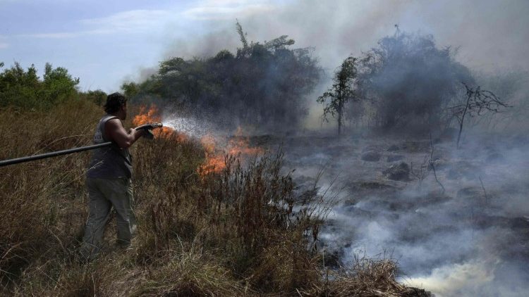 Un voluntario ayuda a extinguir el fuego en el Paraje Uguay, cerca del Parque Nacional Iberá (Foto: AFP or licensors)