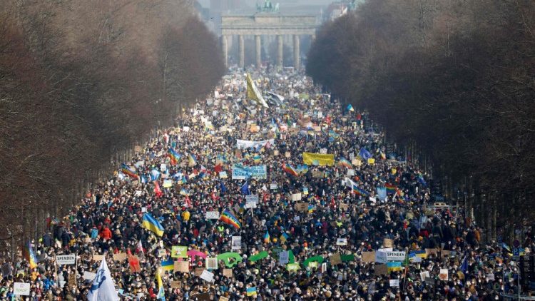 Em Berlim (27 de fevereiro de 2022), manifestação pela paz na Ucrânia  (AFP or licensors)