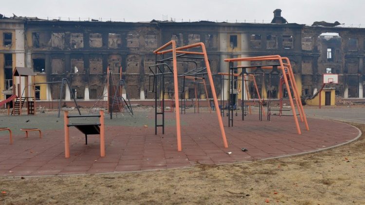 Vista de escola destruída por ataque russo em Kharkiv. (Photo by Sergey Bobok/AFP)