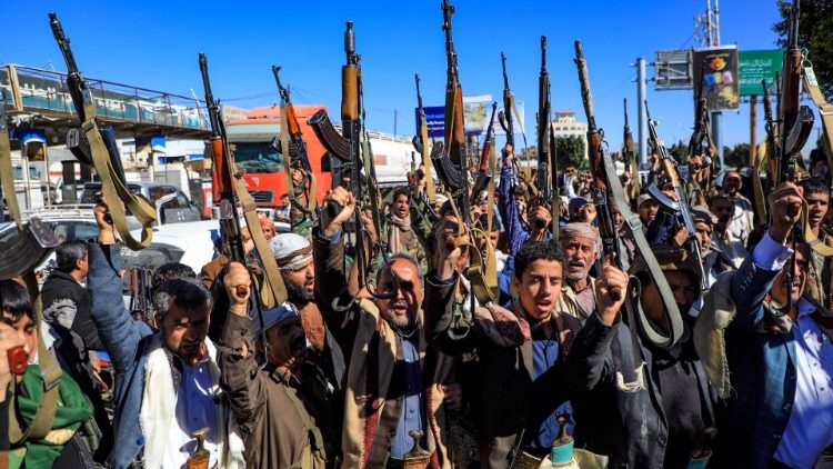 Miliziani huthi protestano contro la coalizione saudita nella capitale yemenita San'a'