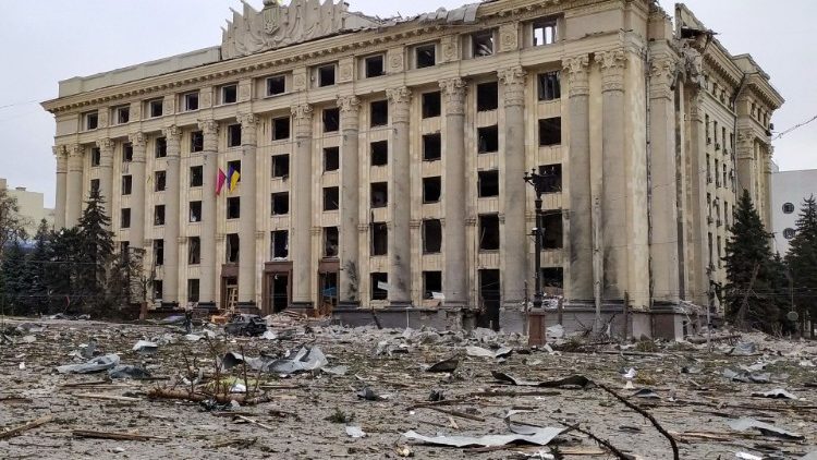 Il palazzo governativo di Kharkiv colpito dal bombardamento