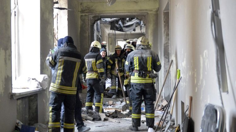 Des secouristes parmi les décombres d'un bâtiment à Kharkiv, ville bombardée, le 1er mars 2022