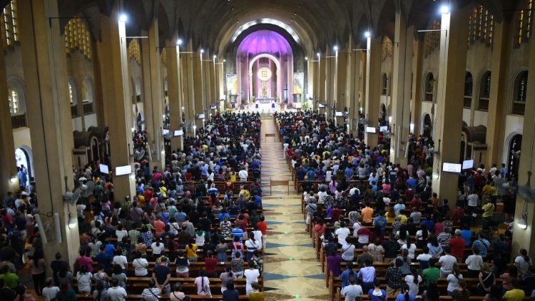Các tín hữu Philippines tham dự Thánh lễ