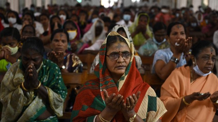 Des femmes de confession catholique prient lors jour de la messe des Cendres dans la cathédrale de Chennai, en Inde, le 2 mars 2022. (Arun Sankar/AFP)