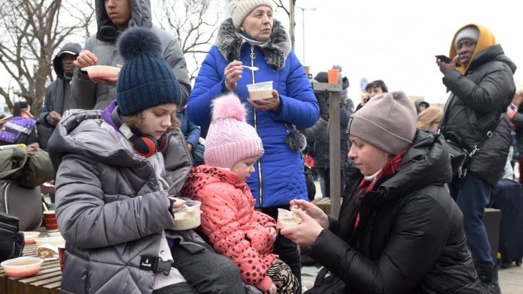 Des déplacés ukrainiens reçoivent un repas chaud près de la gare de Lviv, le 2 mars 2022