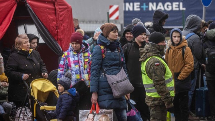 Persone in fuga dalla Ucraina, in attesa di attraversare il confine con la Polonia 