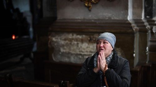 Il Papa: Dio, ascolta la preghiera di chi fugge dal frastuono delle armi in Ucraina