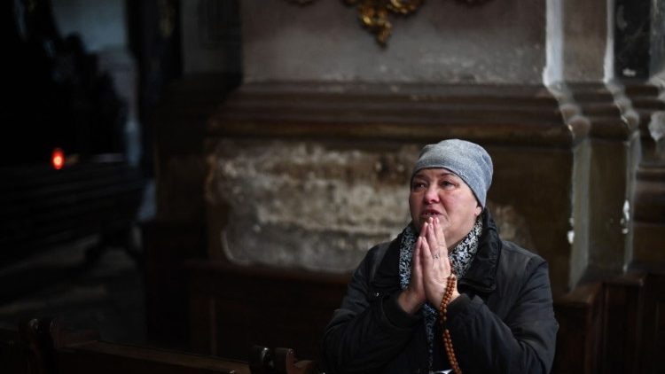 Una mujer reza y llora en una iglesia de Lviv, en Ucrania. 