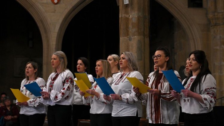 Membros do Fiyalka Choir durante vigília pela paz na Ucrânia na Catedral de Bradford, Inglaterra. Photo by Oli Scarff