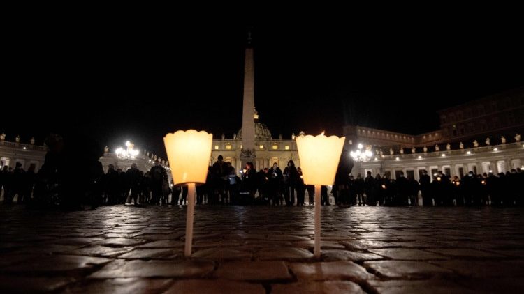 Escoteiros católicos italianos rezam pela paz na Ucrânia, na Praça São Pedro