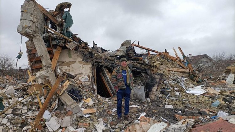 Ucraniano sobre escombros em Zhytomyr em 02 de março de 2022, após um bombardeio russo no dia anterior. (Foto de Emmanuel DUPARCQ / AFP)