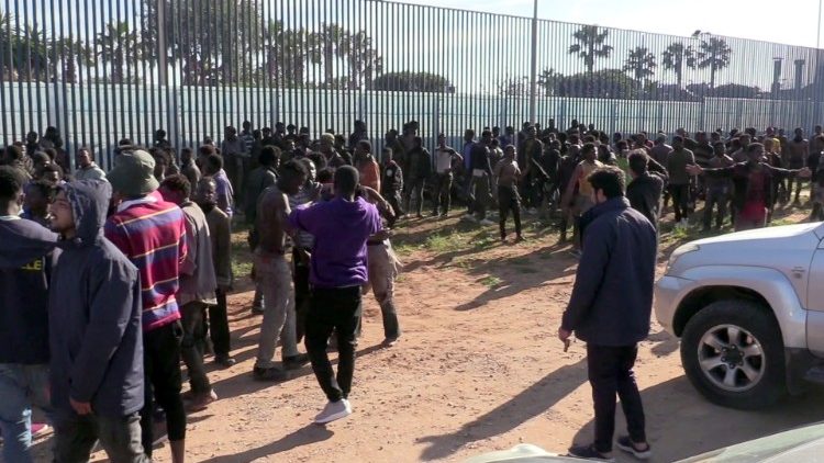Migrantes esperan ser acogidos en el Centro de Estancia Temporal de Inmigrantes (CETI).