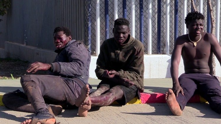Inmigrantes africanos, algunos heridos, durante el cruce de la valla en la frontera entre Marruecos y la ciudad española de Melilla.  