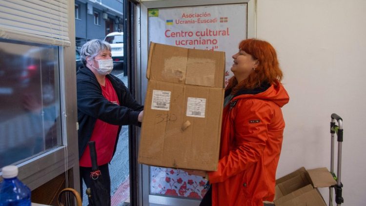 Voluntarios de la organización "Ukrainia - Euskadi" (Ucrania - País Vasco) recogen ayuda humanitaria para enviarla a los ucranianos necesitados, el 3 de marzo de 2022 en San Sebastián. (Foto de ANDER GILLENEA/AFP) 