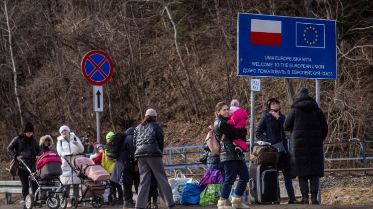 Profughi in fuga dall'Ucraina (Afp)