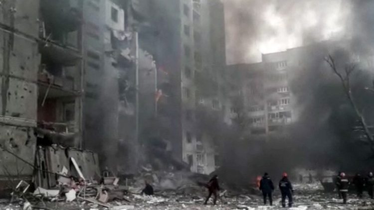 Esta imagen, tomada de un vídeo difundido por el Servicio Estatal de Emergencias de Ucrania, muestra un edificio de apartamentos dañado que, al parecer, fue alcanzado por un bombardeo en Chernígov el 3 de marzo de 2022. 