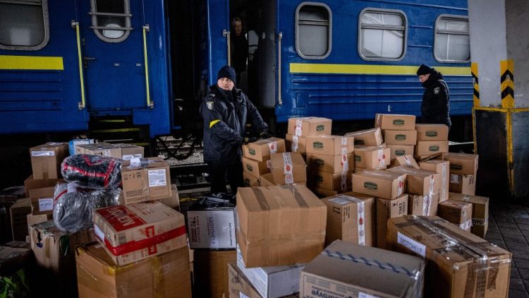 Hilfen für die Ukraine kommen von allen Seiten, hier Hilfsgüter am Bahnhof von Kiew