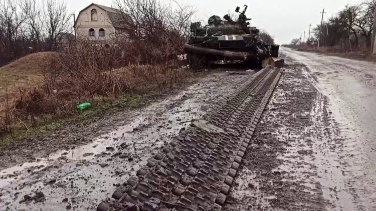 Zerstörter ukrainischer Panzer am Sonntag bei Mariupol
