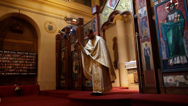 Un prêtre célèbre une messe dans la cathédrale grecque-catholique ukrainienne de Saint Volodymyr le Grand, à Paris, le 4 mars 2022. (Sameer Al-Doumy/AFP)