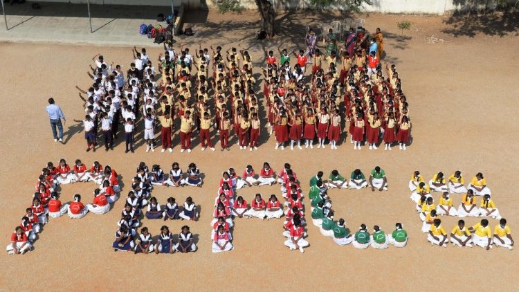 Manifestazione per la pace promossa da studenti in India