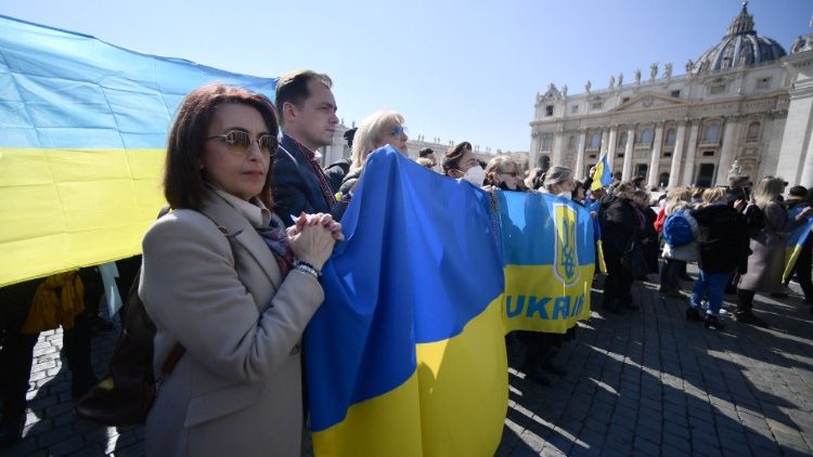 Des pèlerins place Saint-Pierre avec le drapeau ukrainien, dimanche 13 mars 2022