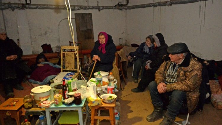 Ältere Menschenin einem Bunker in in der Ukraine
