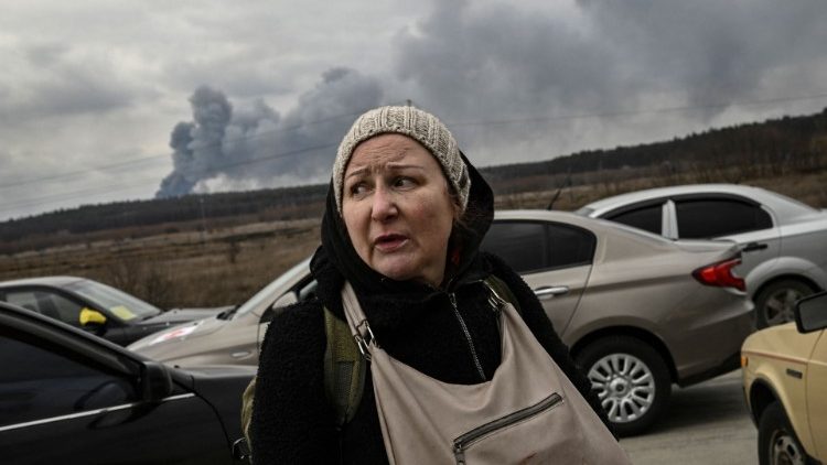 Une femme ukraine fuit la ville de Irpin (Ouest de Kiev), le 7 mars 2022. (Aris Messinis/AFP)
