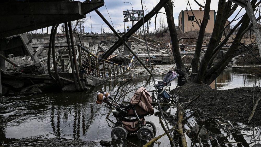 Carrinhos de beb abandonados s?o fotografados sob uma ponte destruda enquanto pessoas atravessavam o concreto desmoronado para fugir da cidade de Irpin, subrbio a noroeste de Kiev, em 7 de mar?o de 2022.  (Photo by Dimitar DILKOFF / AFP)