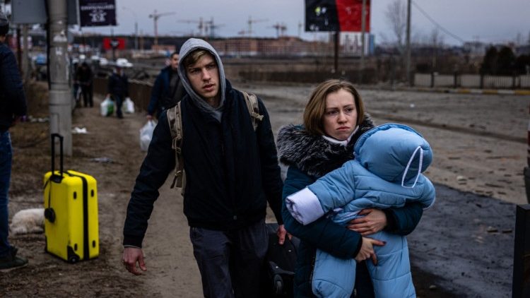 Una famiglia in fuga da Irpin, a nord di Kiev (Dimitar Dilkoff / Afp)