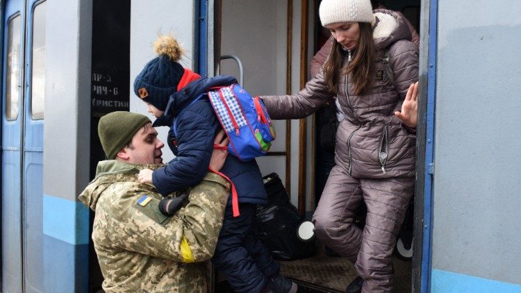 Lwów: wolontariusze całą dobę trwają przy uchodźcach