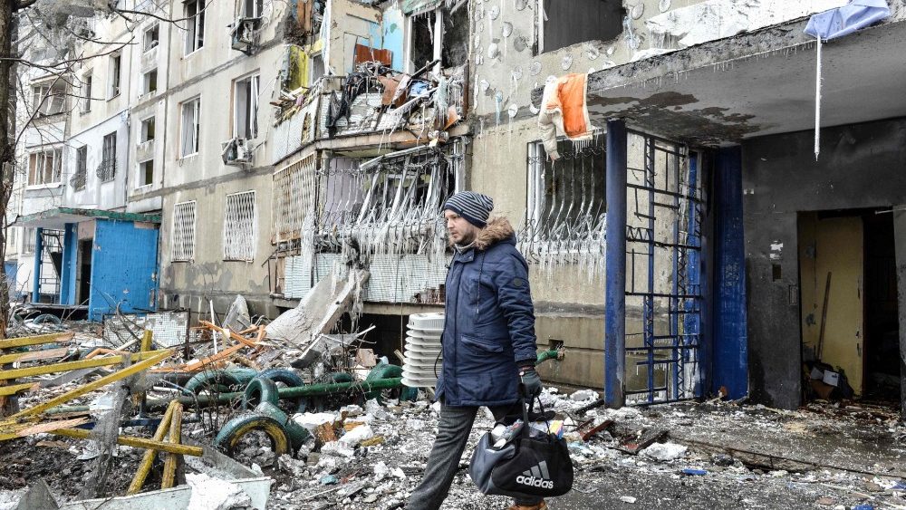 Un hombre abandona su casa en la ciudad de Jrkiv, destruida por los bombardeos