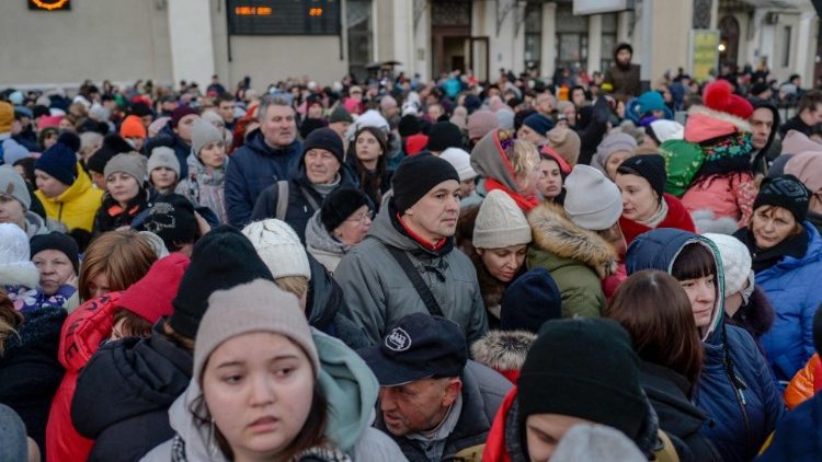 Pessoas esperam ser evacuadas na estação ferroviária central da principal cidade portuária de Odessa, que permanece sob controle ucraniano e até agora foi poupada de combates. (Foto por BULENT KILIC/AFP)