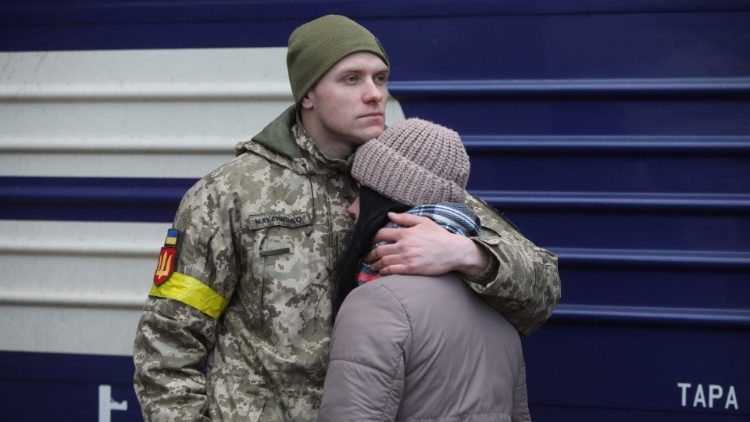 Antes de partir para Kiev, soldado despede-se da namorada na estação de Lviv (Photo by Aleksey Filippov / AFP)
